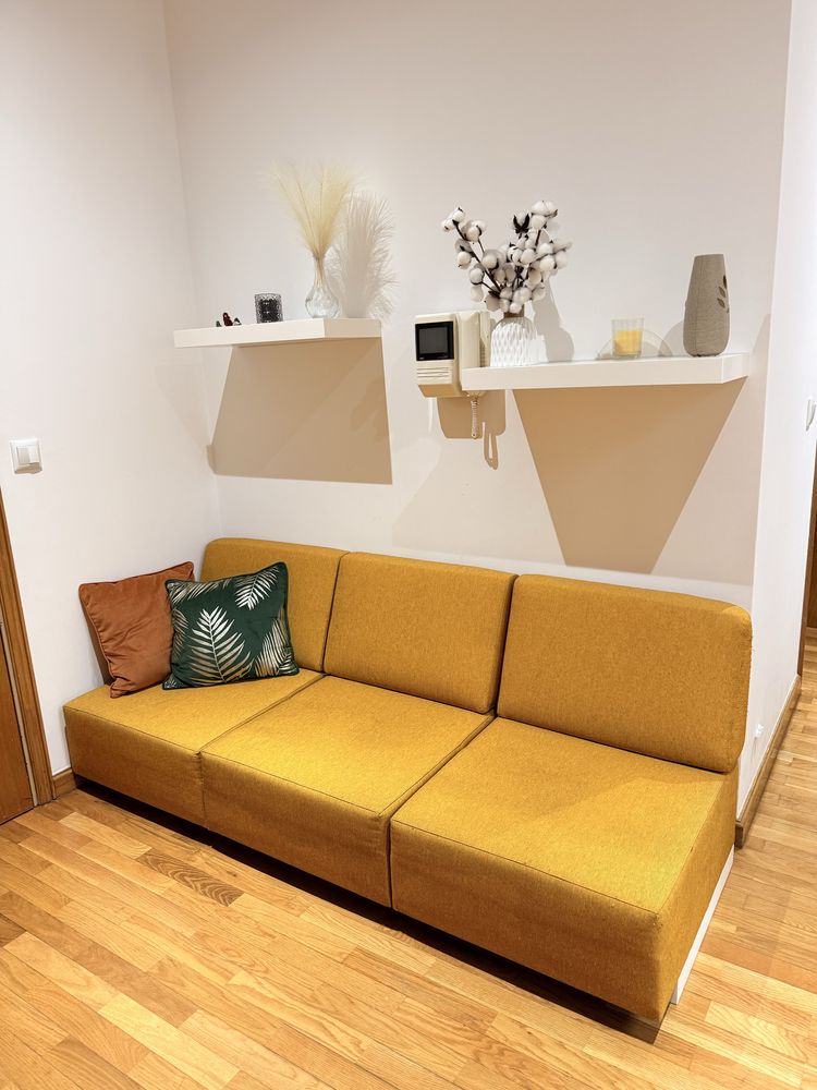 Sofa pequeno amarelo torrado