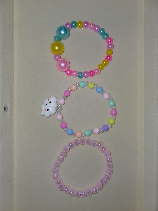 Conjunto de 3 pulseira de criança. Novas.