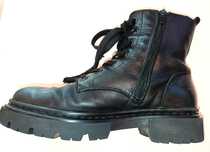 Buty typu glany wykonane z czarnej skóry naturalnej, rozmiar 38
