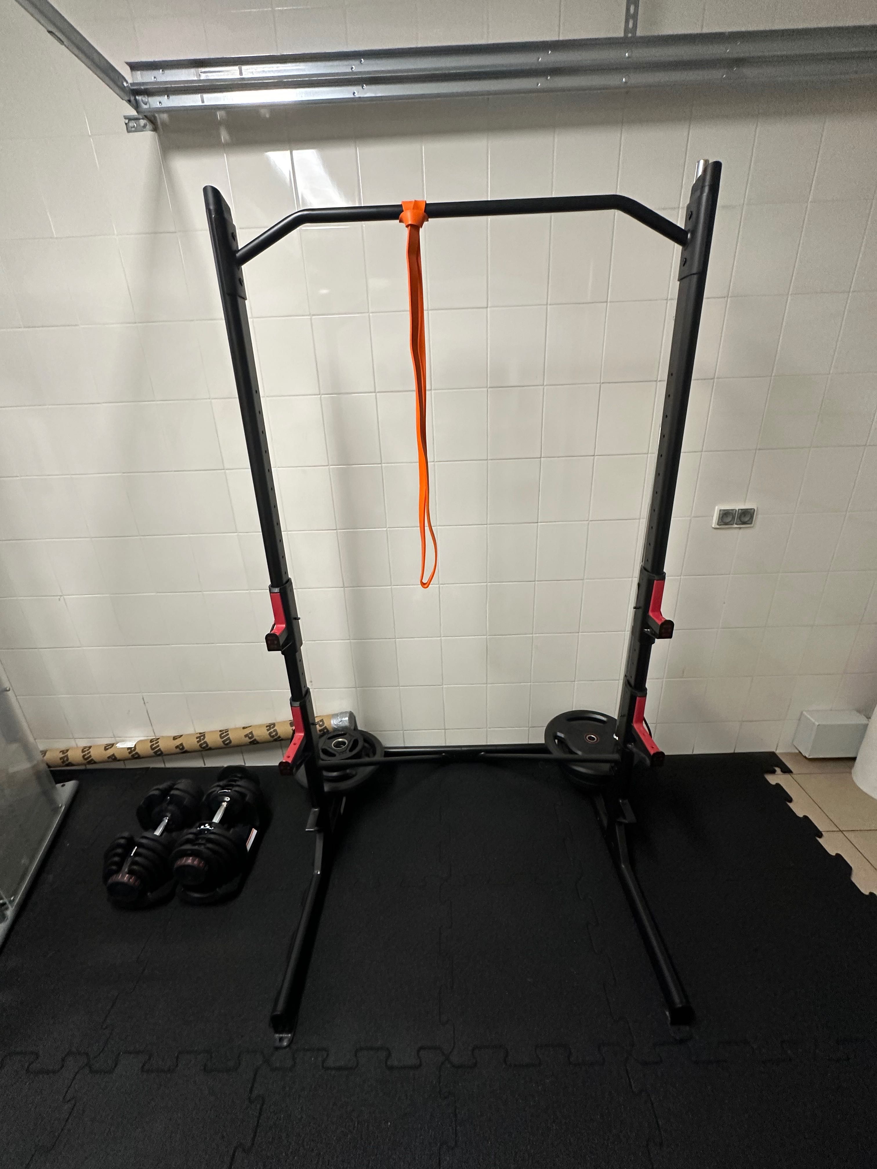 half rack ze sztanga i obciążeniem 114 kg