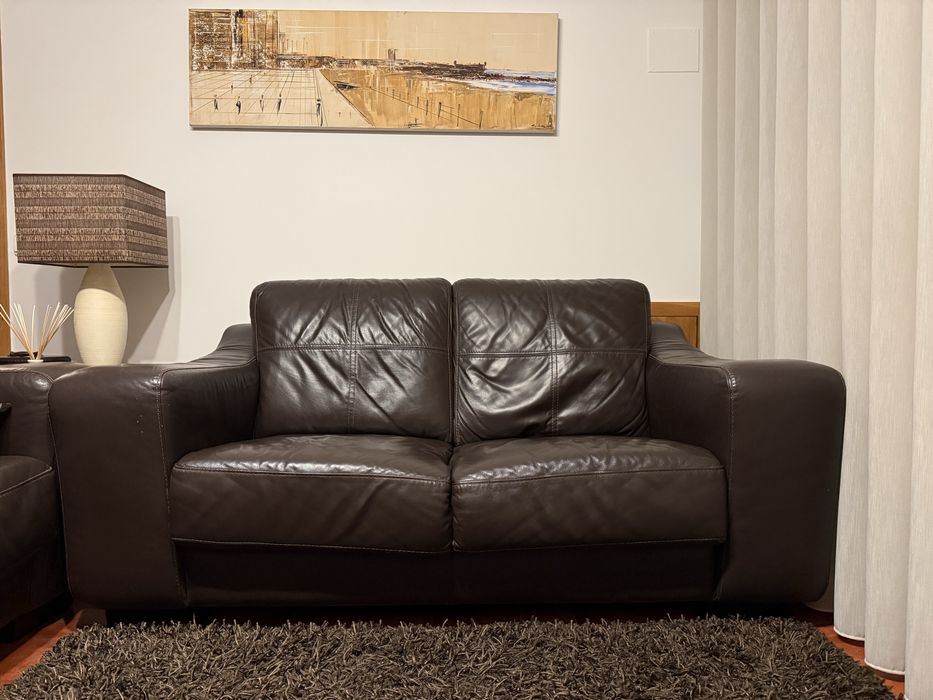 2 sofás castanhos