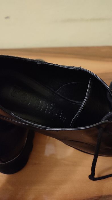Buty damskie zakryte.