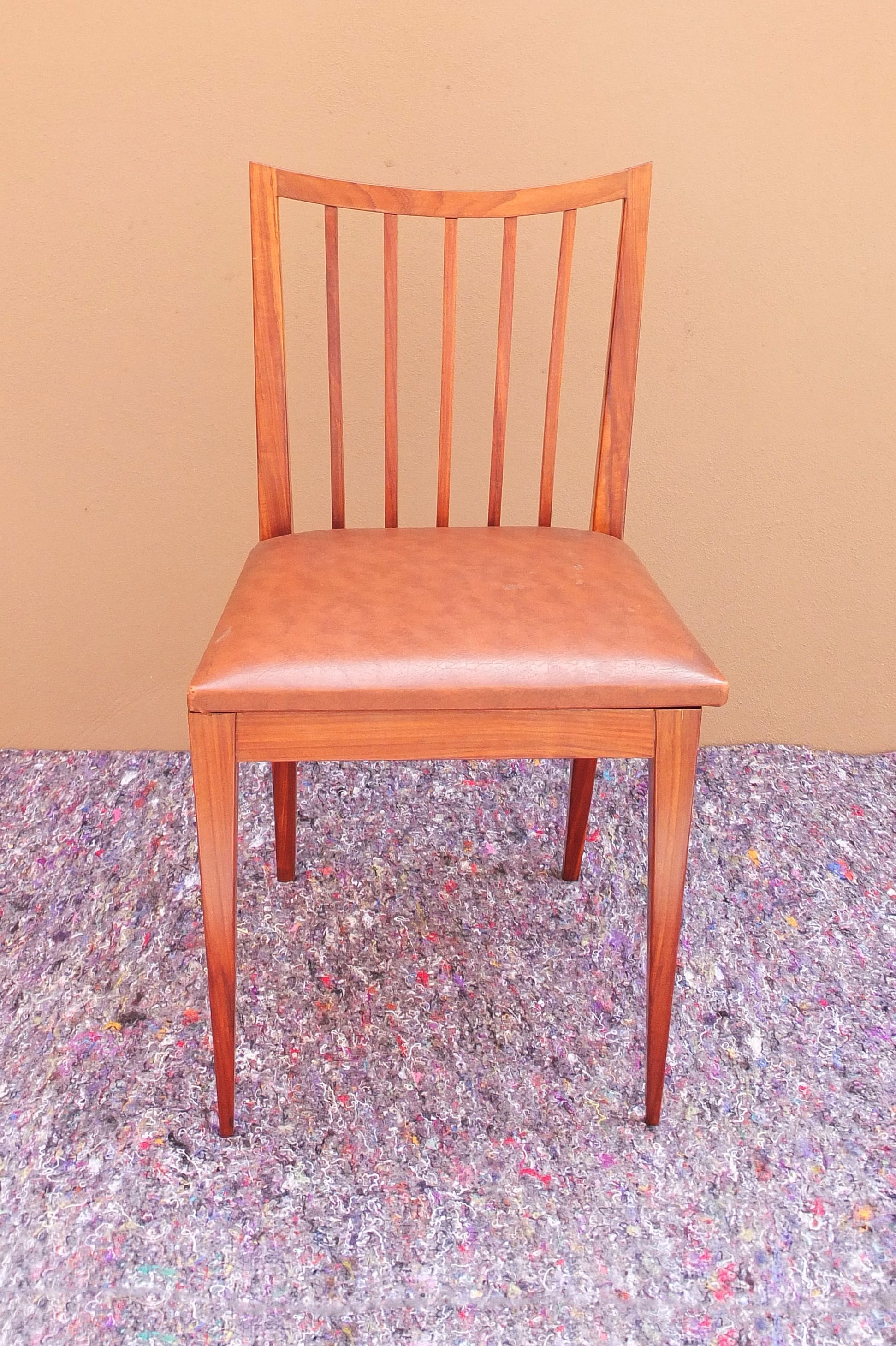 Conjunto de 2 cadeiras, em madeira e assento forrado.