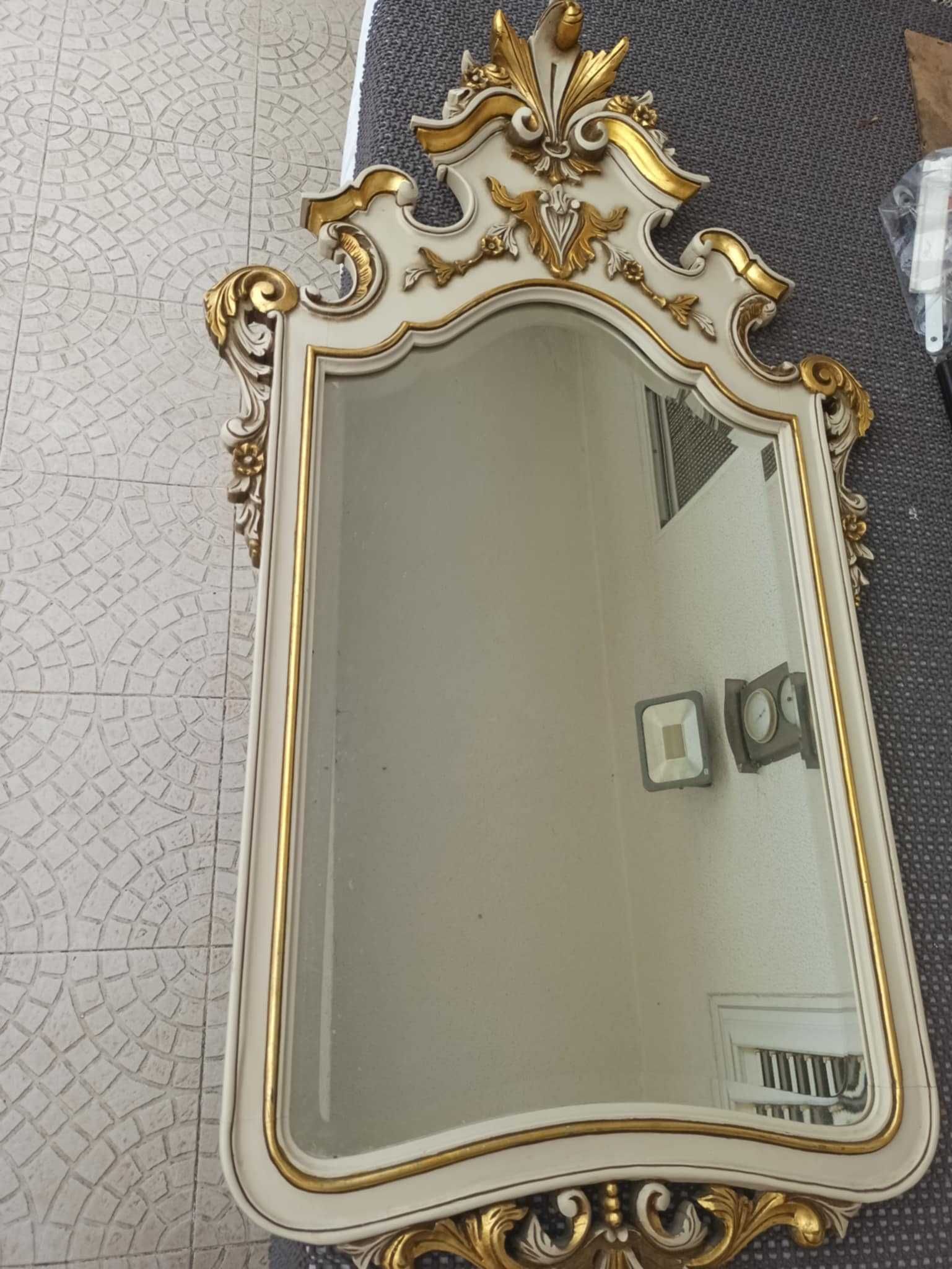 Espelho de parede, moldura em madeira tons branco e dourado