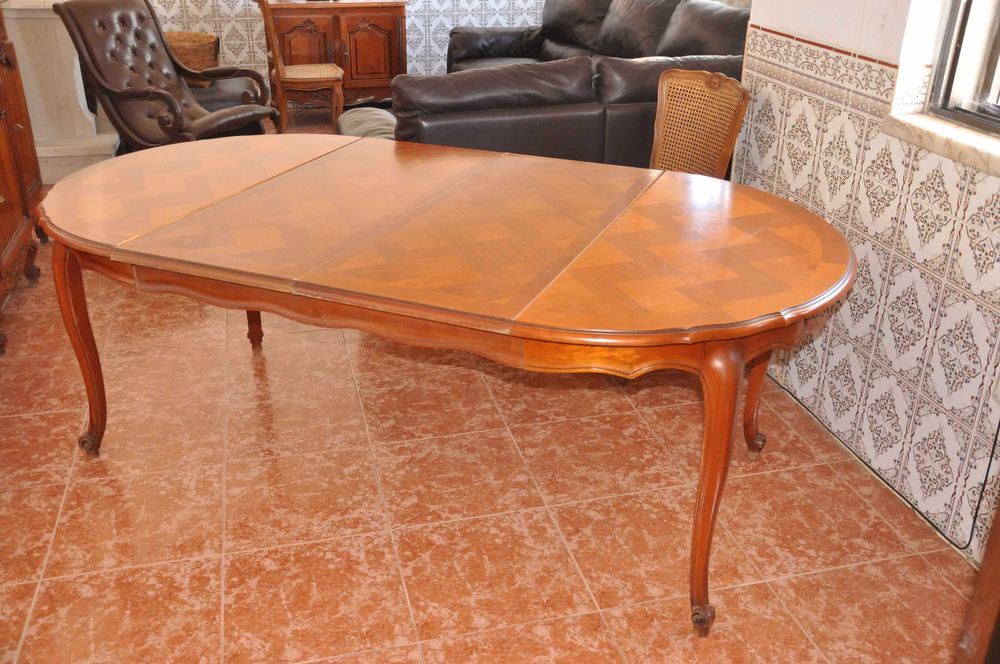 Mesa de jantar clássica em madeira com extensão