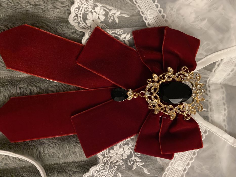 Kokarda aksamitna bordowa czerwona muszka broszka okazja