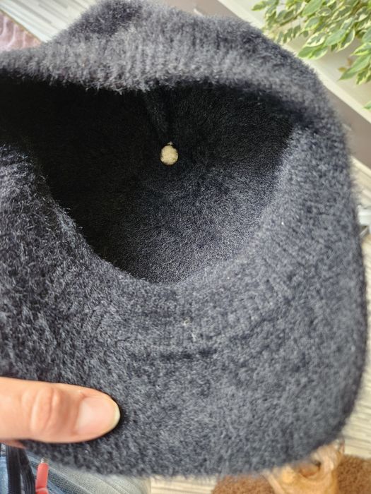 Czapka zimowa jesienna z daszkiem z futerkiem  z pomponem