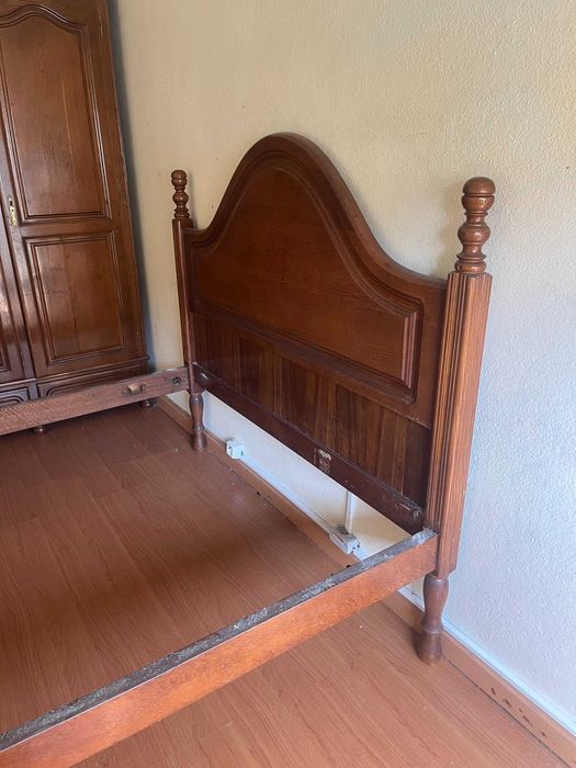 Mobília de quarto em madeira