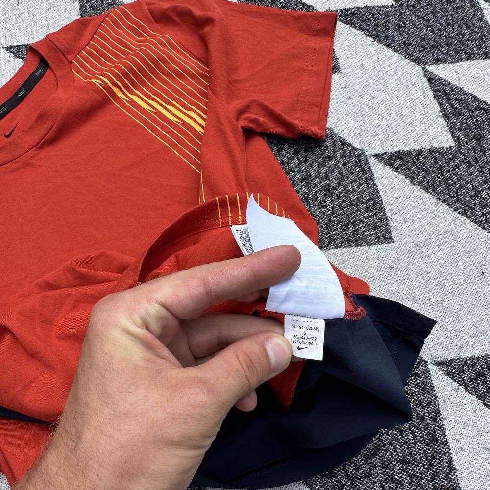 Нова футболка Nike S