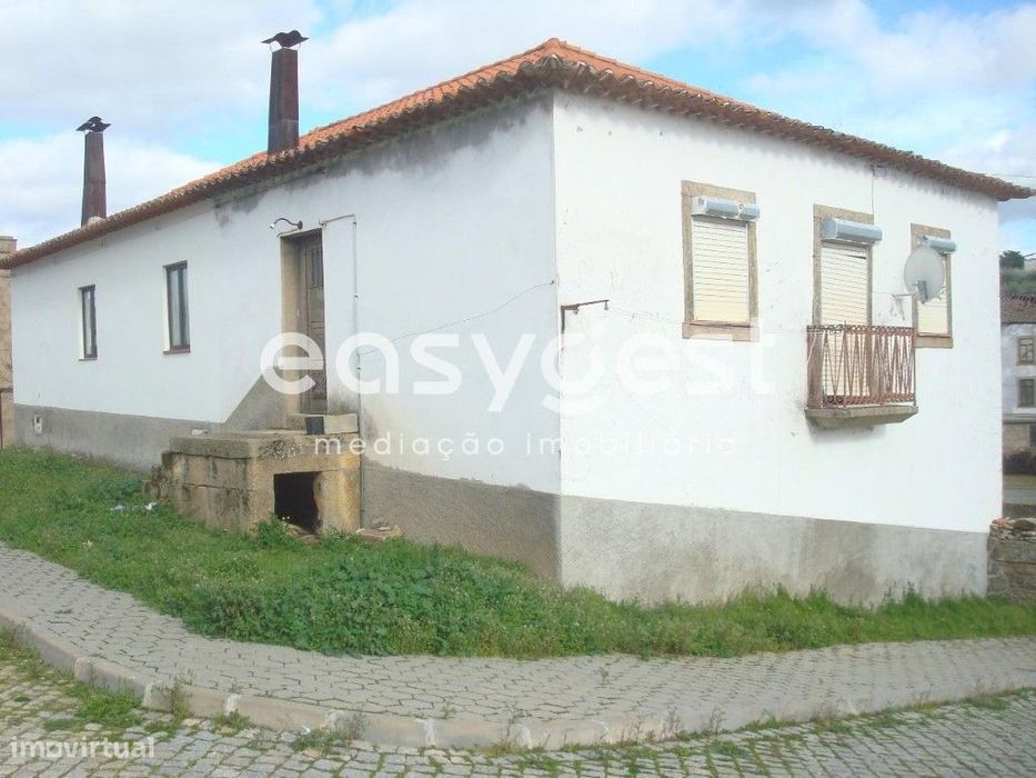 Moradia T3 tradicional em granito e madeira em Almendra