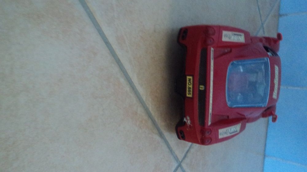 Carro Ferrari com luzes e música de 30 centímetros de comprimento