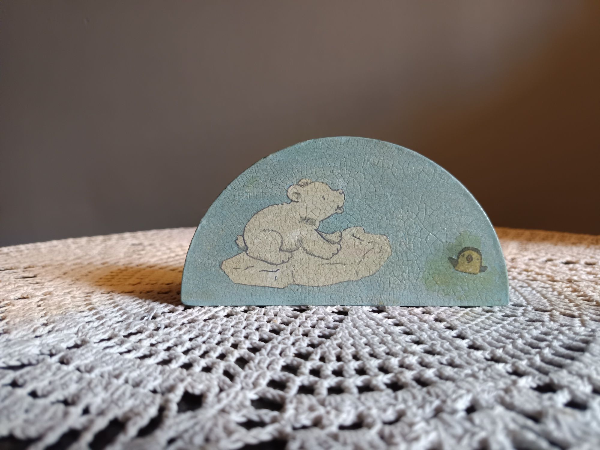 Błękitny serwetnik z misiem polarnym zdobiony techniką decoupage