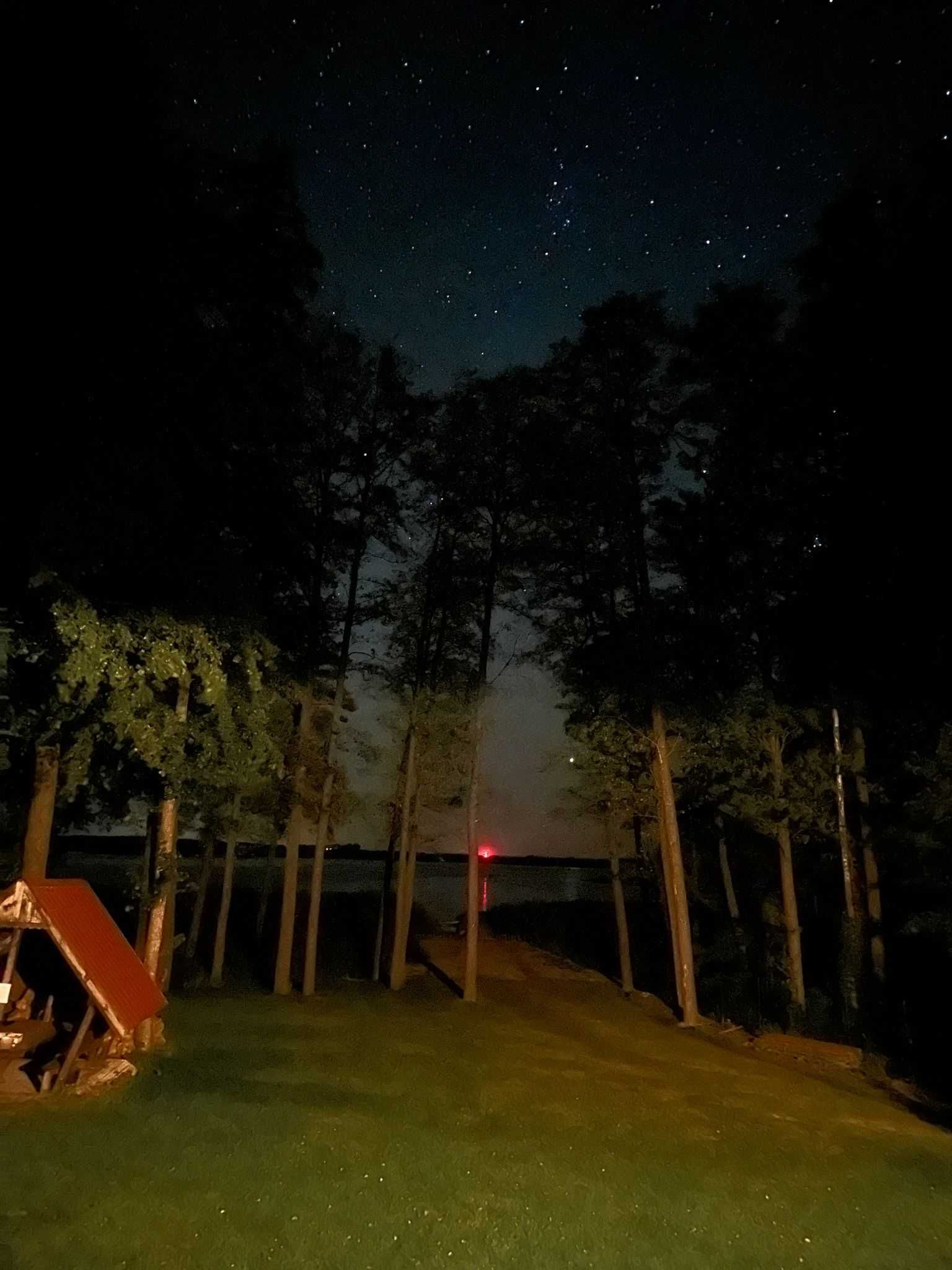 Domek nad jeziorem z linią brzegową Mazury OKAZAJ