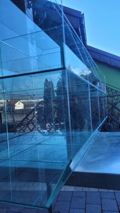 Szklana gablota/regał sklepowy