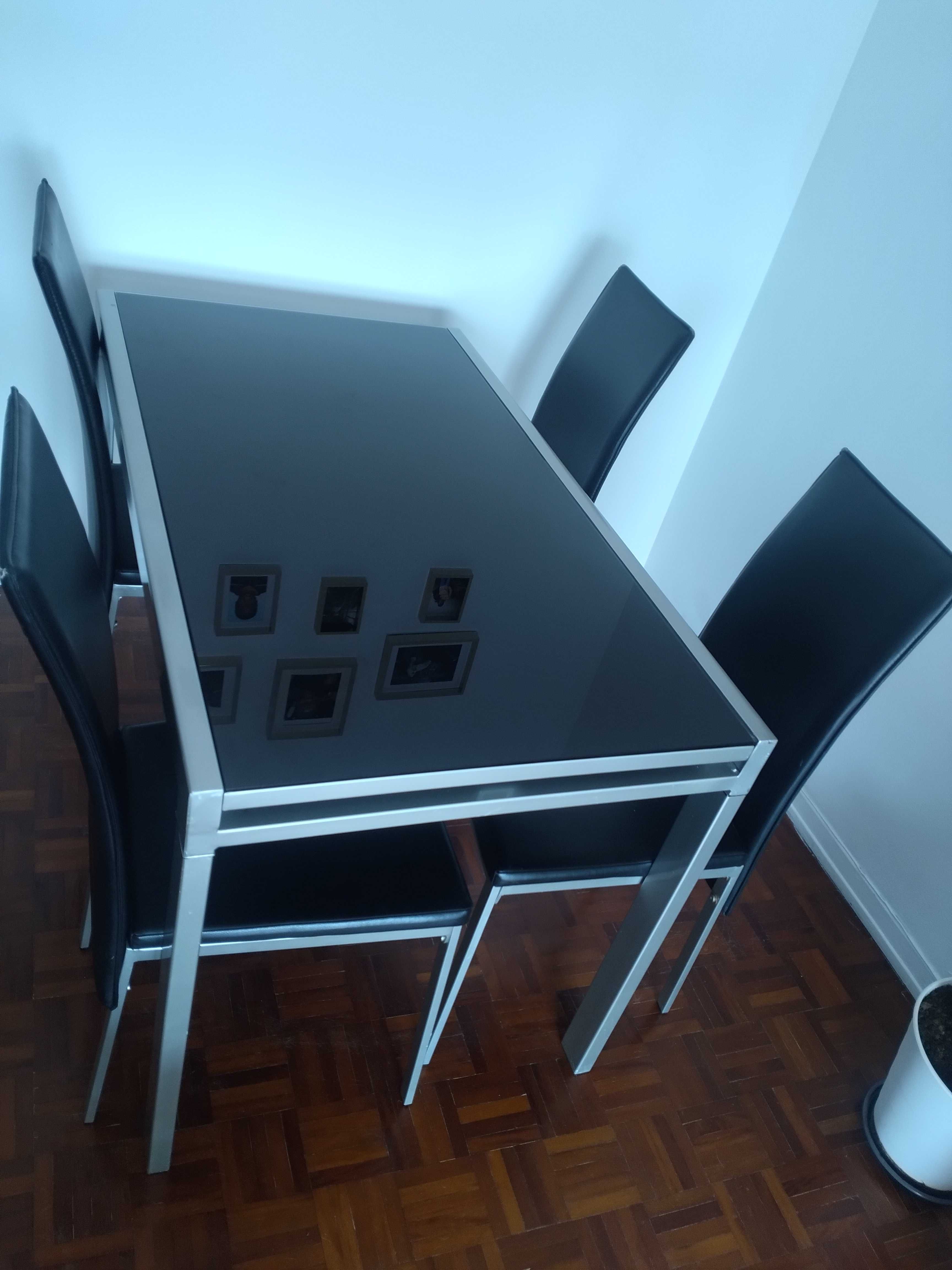 Vendo conjunto de mesa de jantar com 4 cadeiras