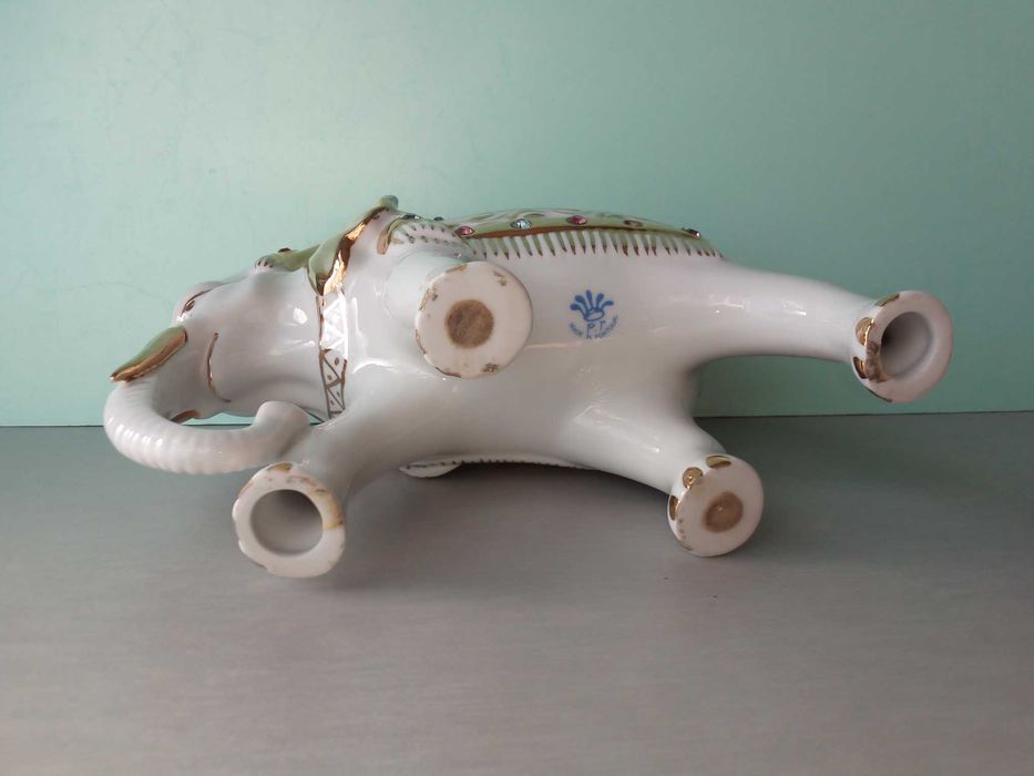 Elefante em porcelana, com pedrinhas de cores, usado