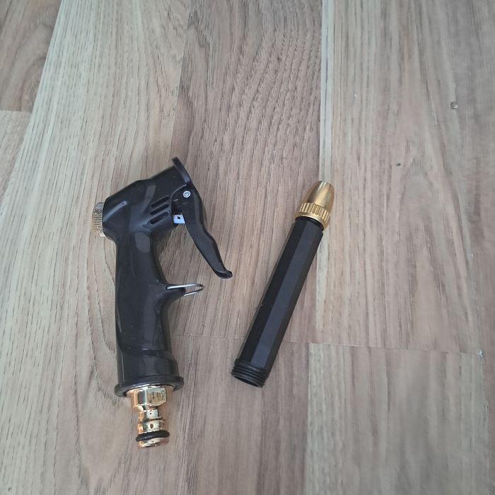 czarny plastikowy pistolet