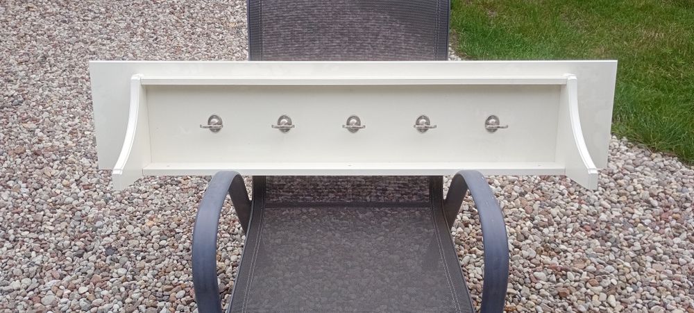 Półka Ikea z wieszakami