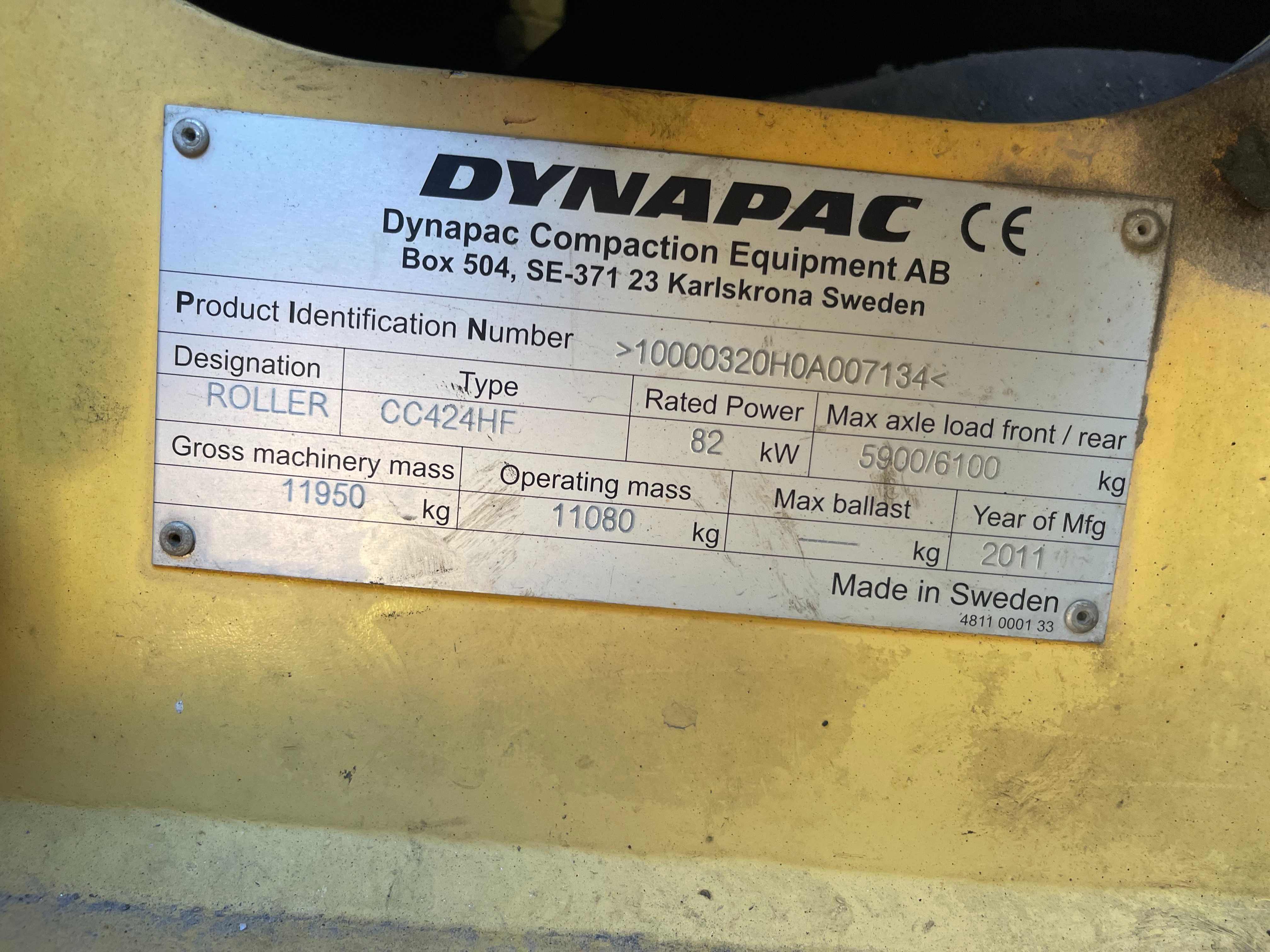 Walec DYNAPAC MODEL CC424HF Rok produkcji 2011 z rozsypywaczem grysu
