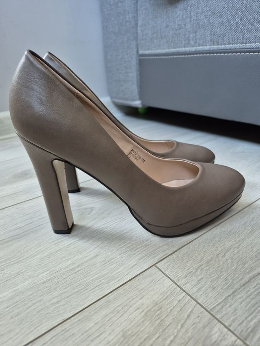 Buty na obcasie rozmiar 38.5