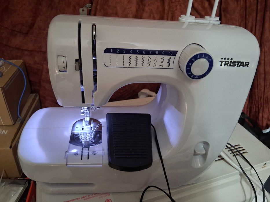 Máquina de Costura Tristar a funcionar em bom estado com a pedaleira