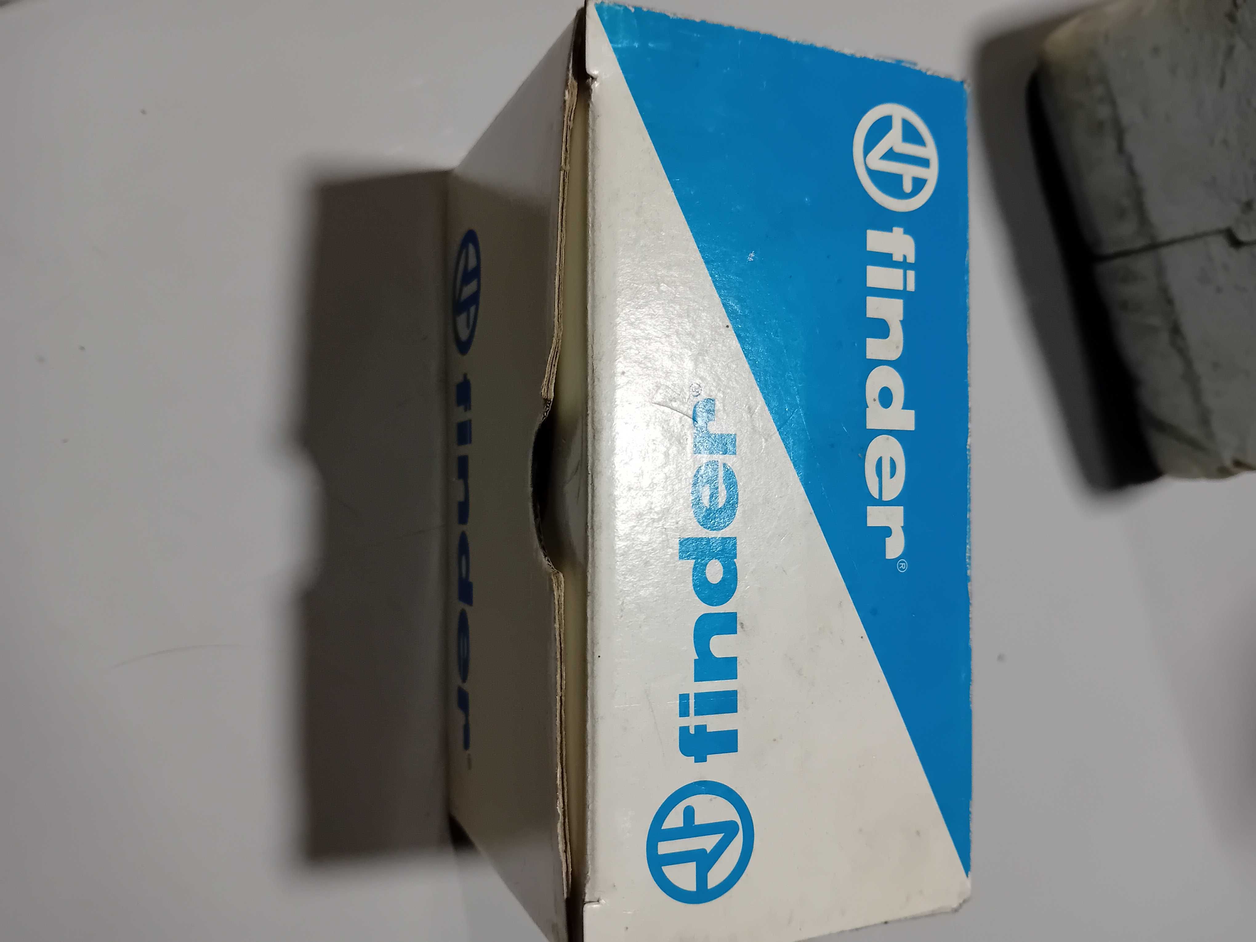 Caixa com 3 relés Finder