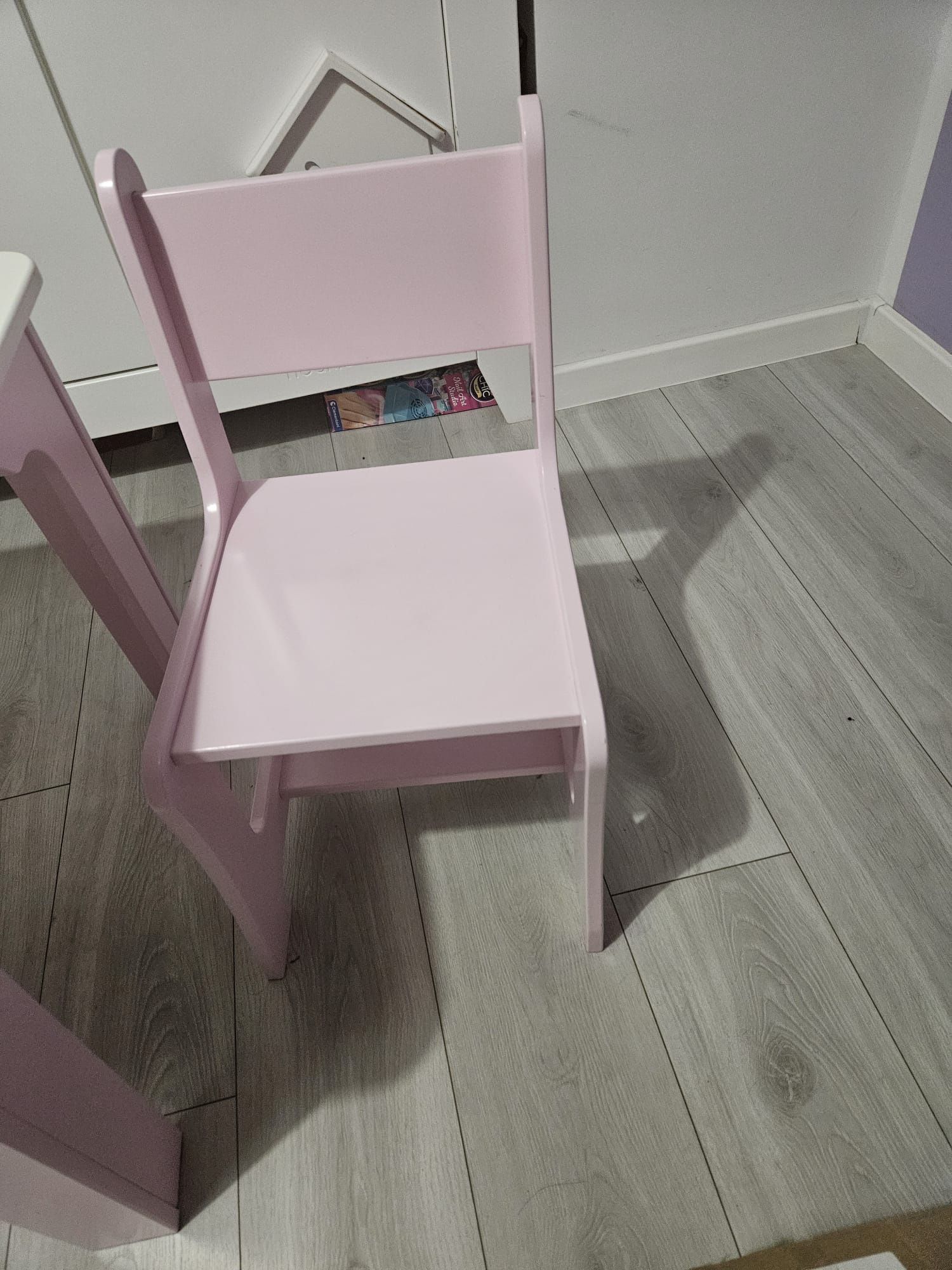 Sprzedam dziecięcy stolik z krzesełkami Baggi Design – różowo-biały
