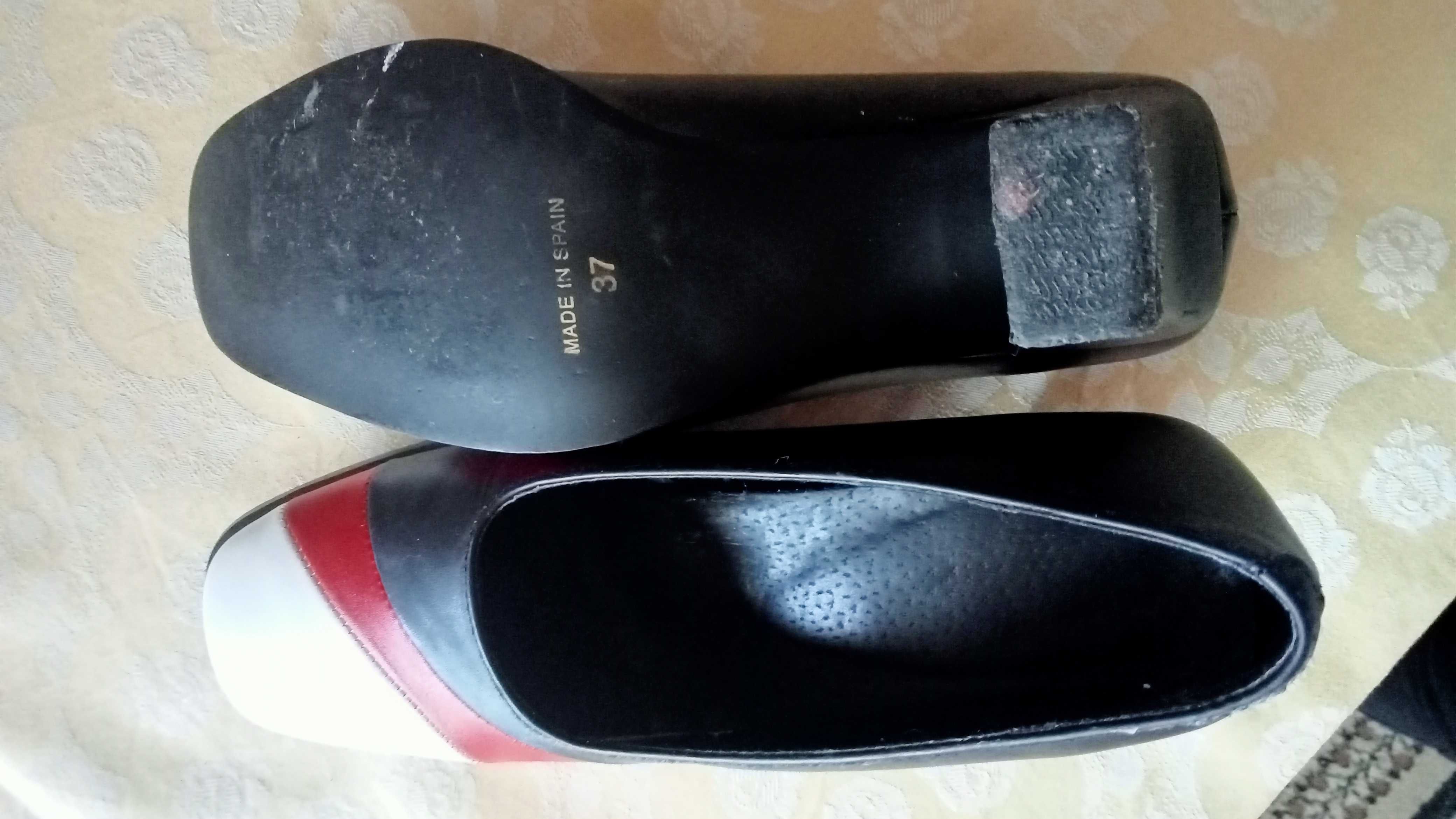 buty wizytowe na słupku