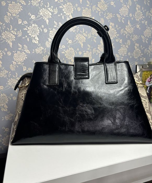 сумка-тоут лакована зі вставкою зі зміїної шкіри