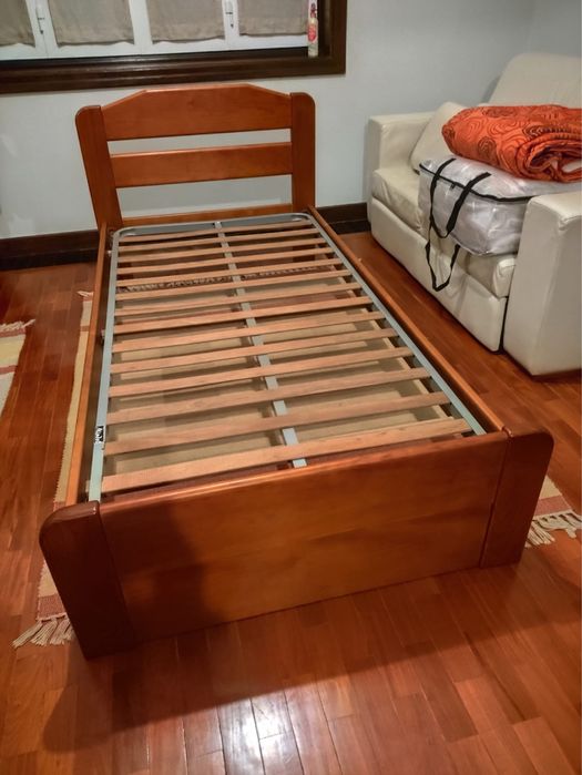 Cama com estrado