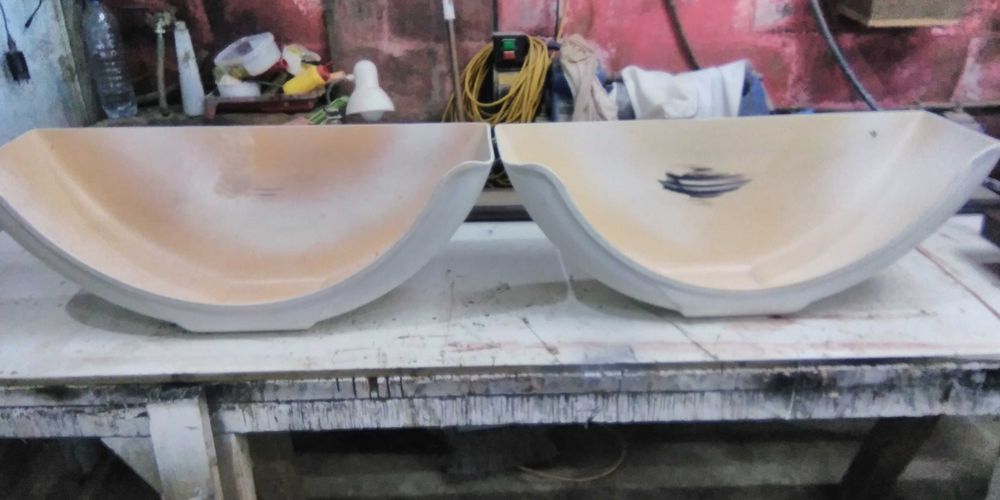 Um par de guarda-lamas em plástico, em bom estado, para atrelados.