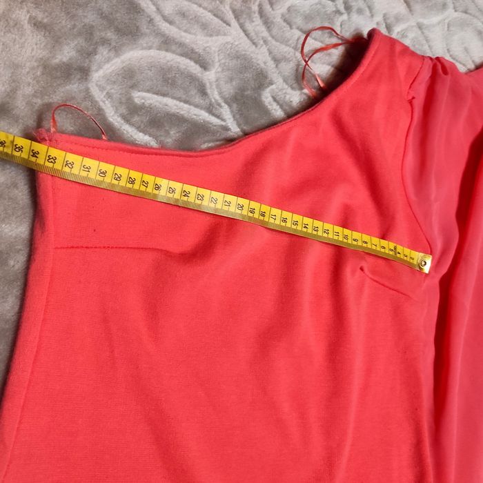 Koralowy top z jednym rękawem z tiulu S/M