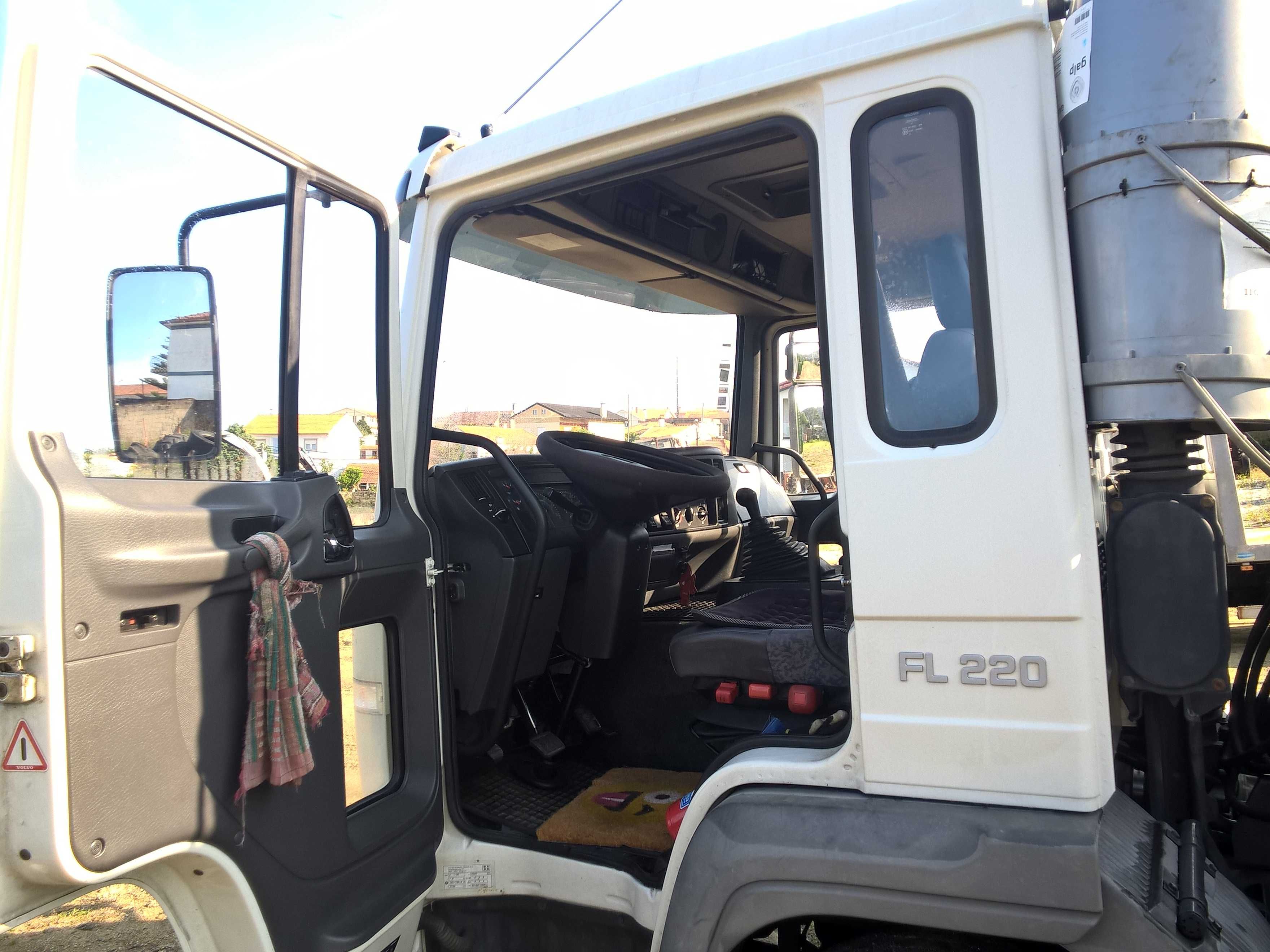 Camião Porta-Máquinas Volvo FL220