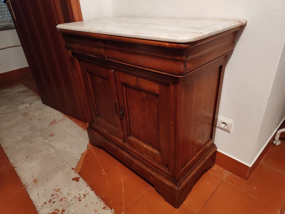 Móvel em madeira maciça com tampo em pedra