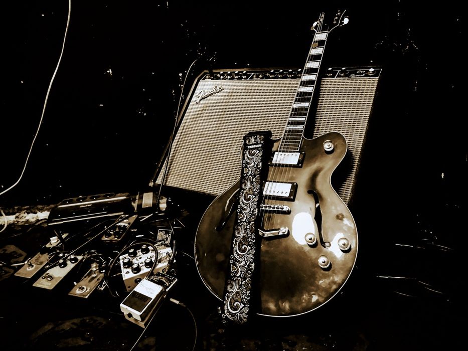 Lekcje gry na gitarze / podstaw teorii muzyki. Także on-line