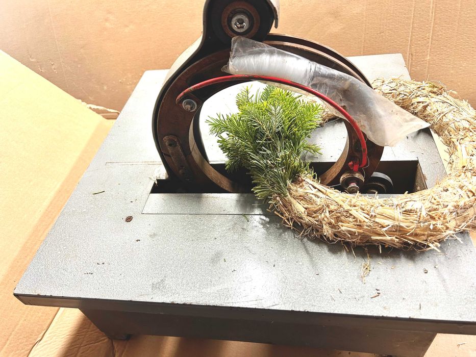 Maszyna Baumeister do robienia gotowych wianków.