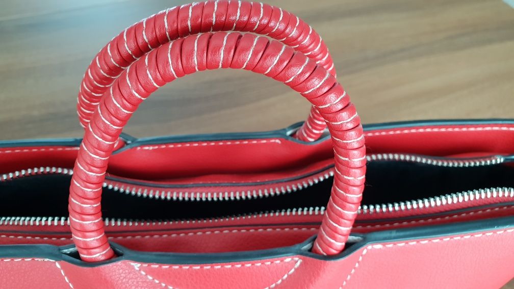 Czerwona torebka Zara z odpinanym paskiem