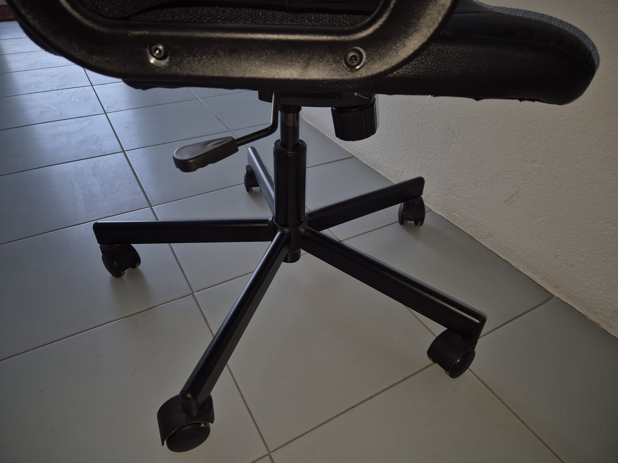 Conjunto secretária e cadeira de escritório