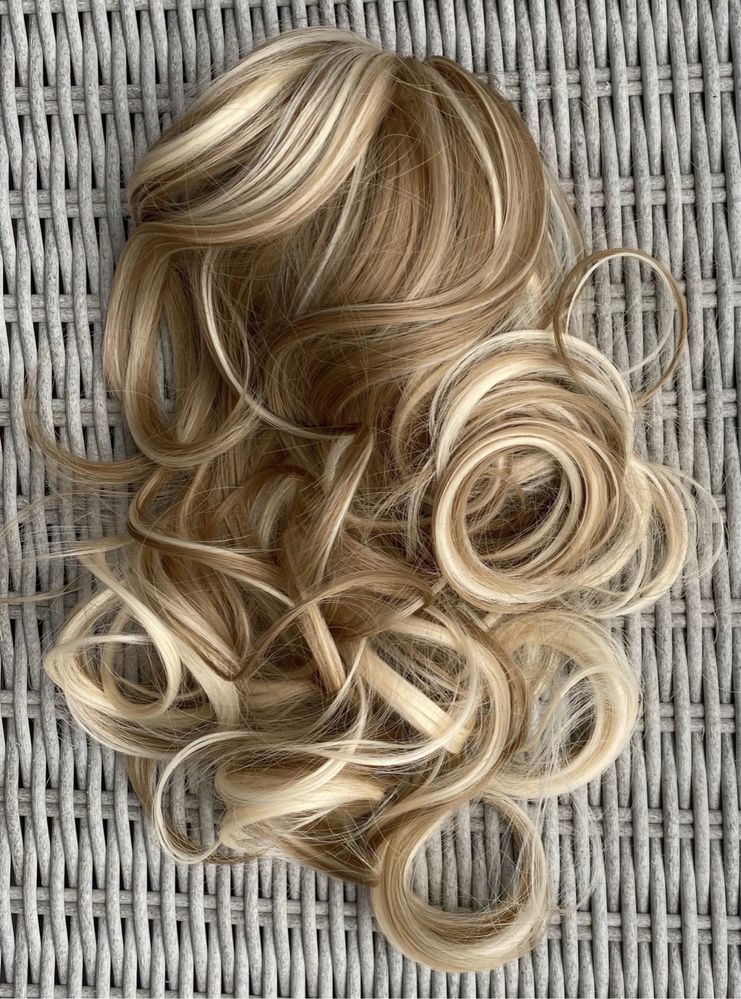 Włosy doczepiane, kucyk na klamrze, blond pasemka, 34 cm ( 448 )