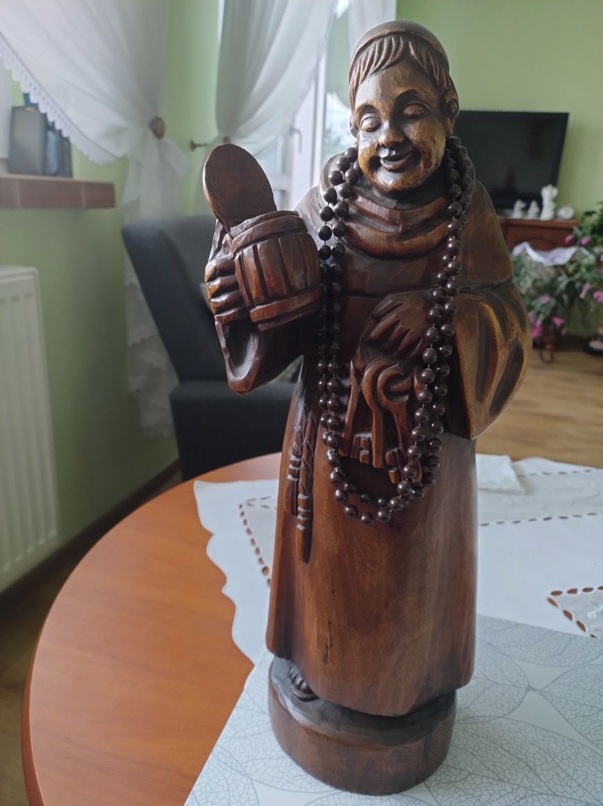 Rzeźba mnich z kuflem piwa
