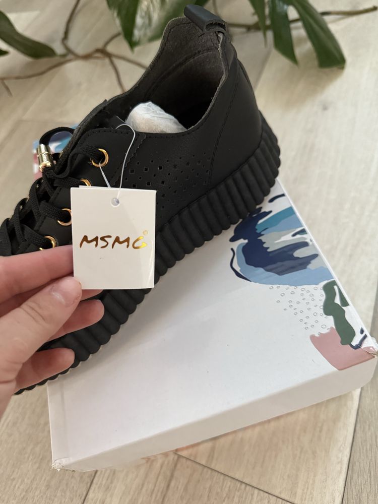 czarne damskie lekkie sneakersy adidasy ze złotymi wstawkami