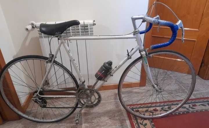 Bicicletas pasteleira antiga e de corrida