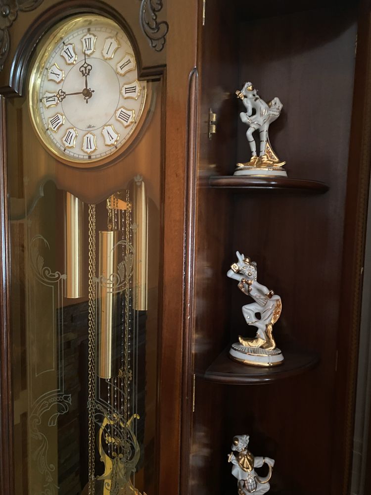 Relogio Vintage com esculturas ceramicas