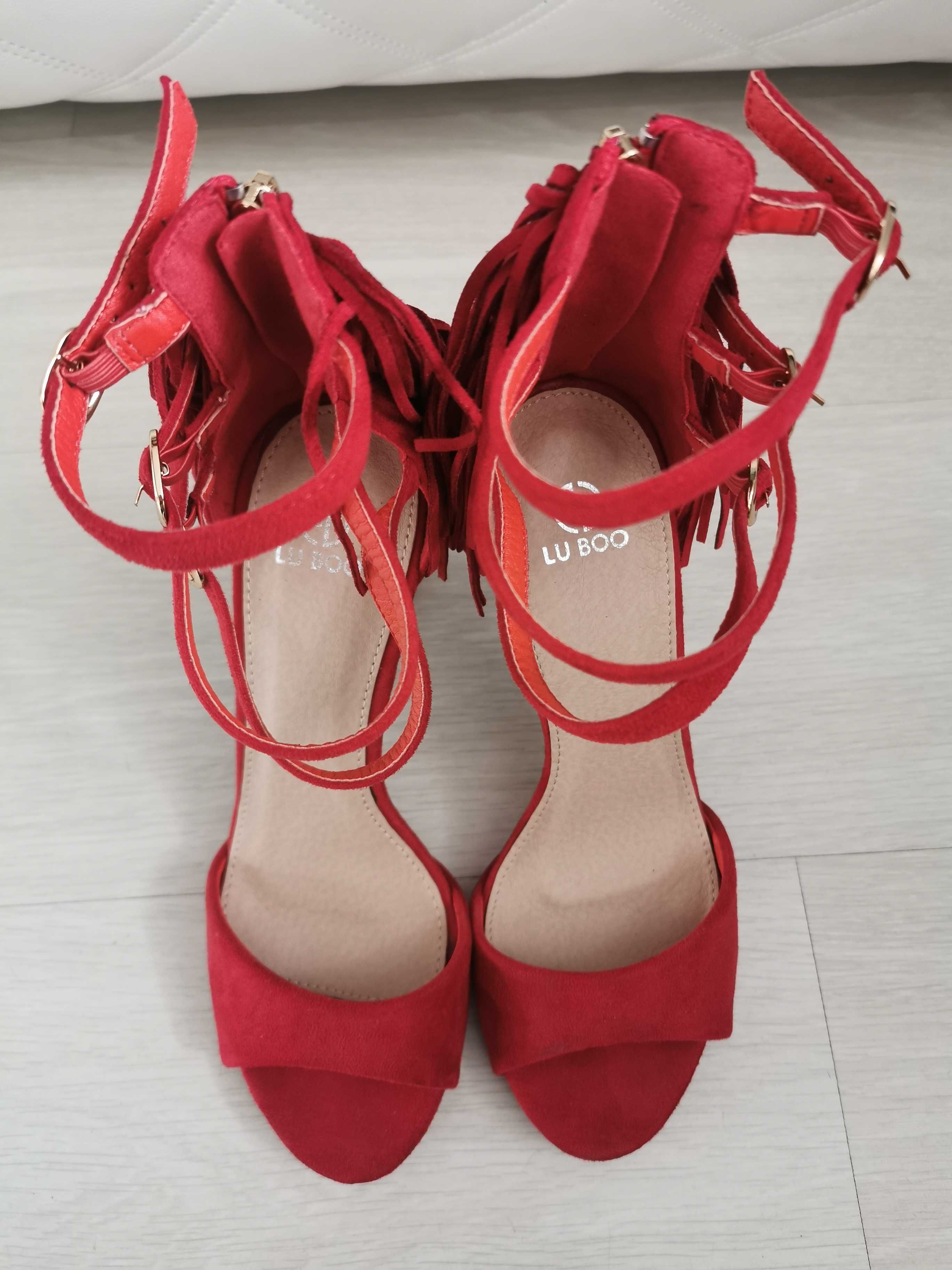 Czerwone sandały szpilki z frędzlami 39
