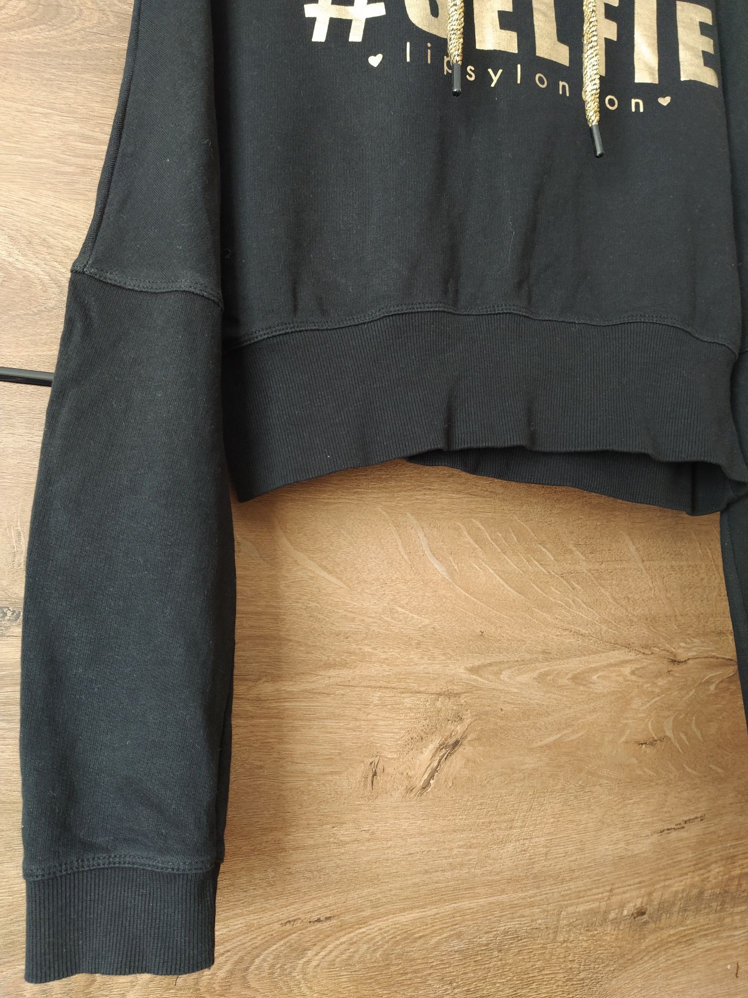 Bluza crop top ze złotym napisem
