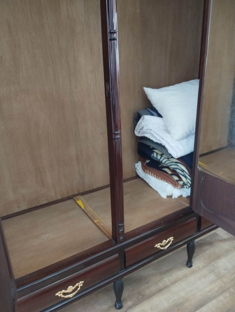 Móvel roupeiro/ guarda roupa