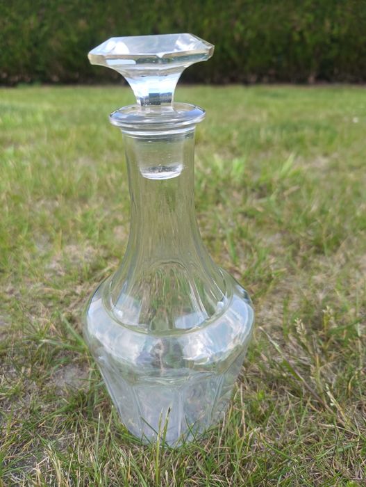 Ładna szklana karafka