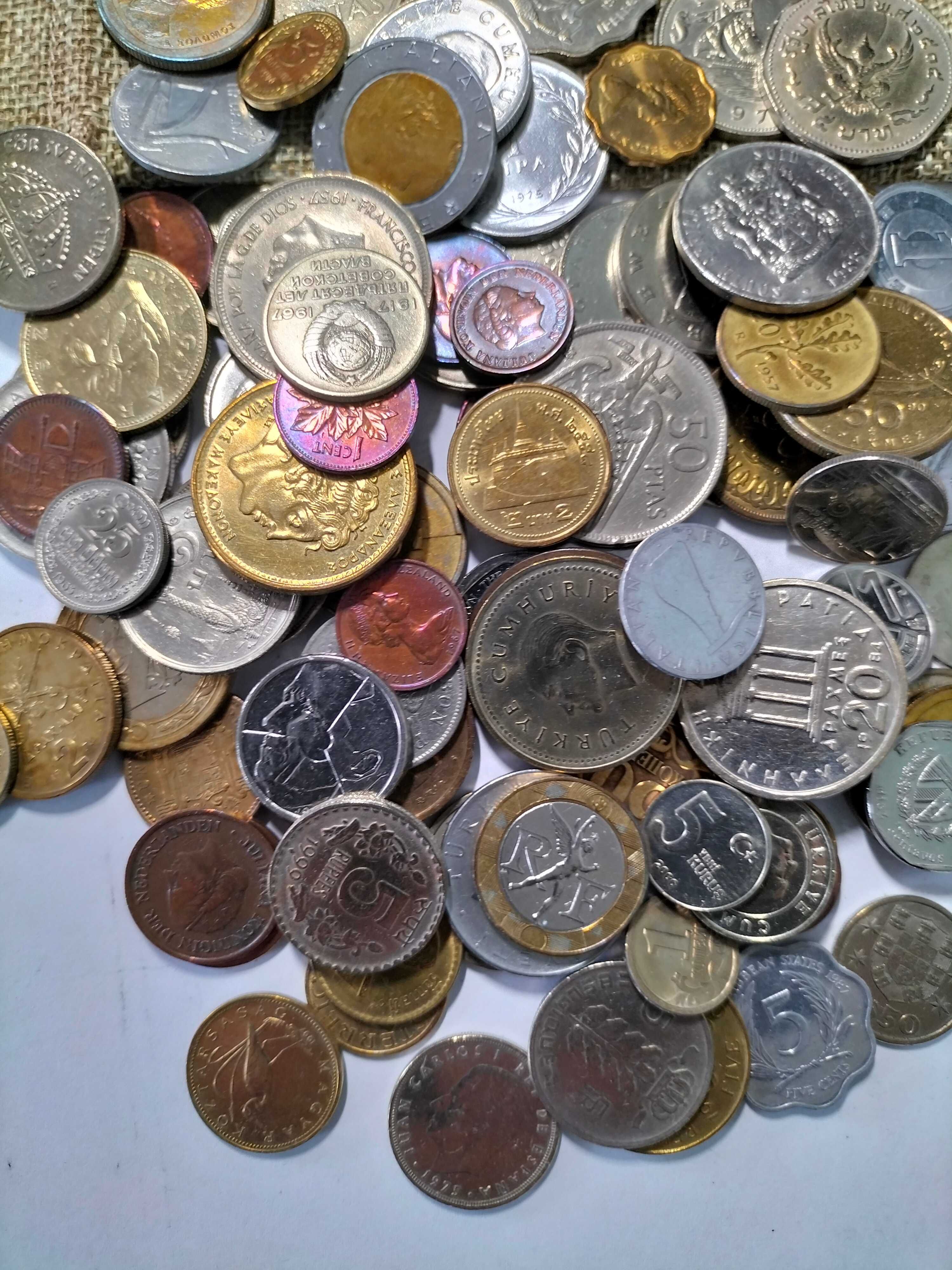 100 moedas diferentes de 40 países. Um bom começo para a coleção.