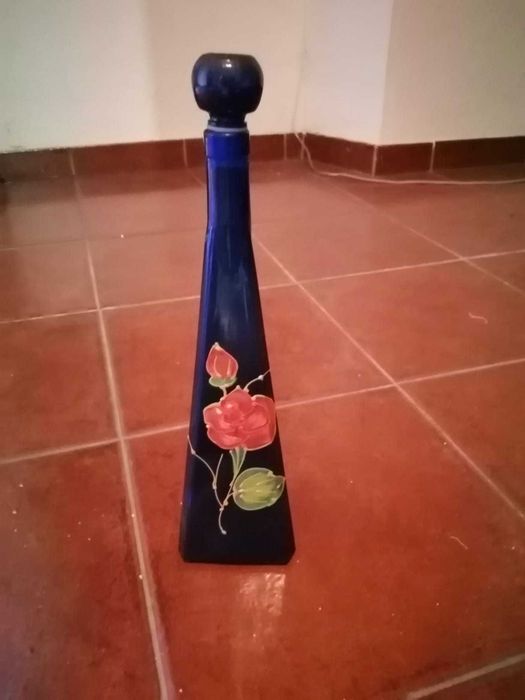 jarra antiga alta azul com flor pintada a mao antiga