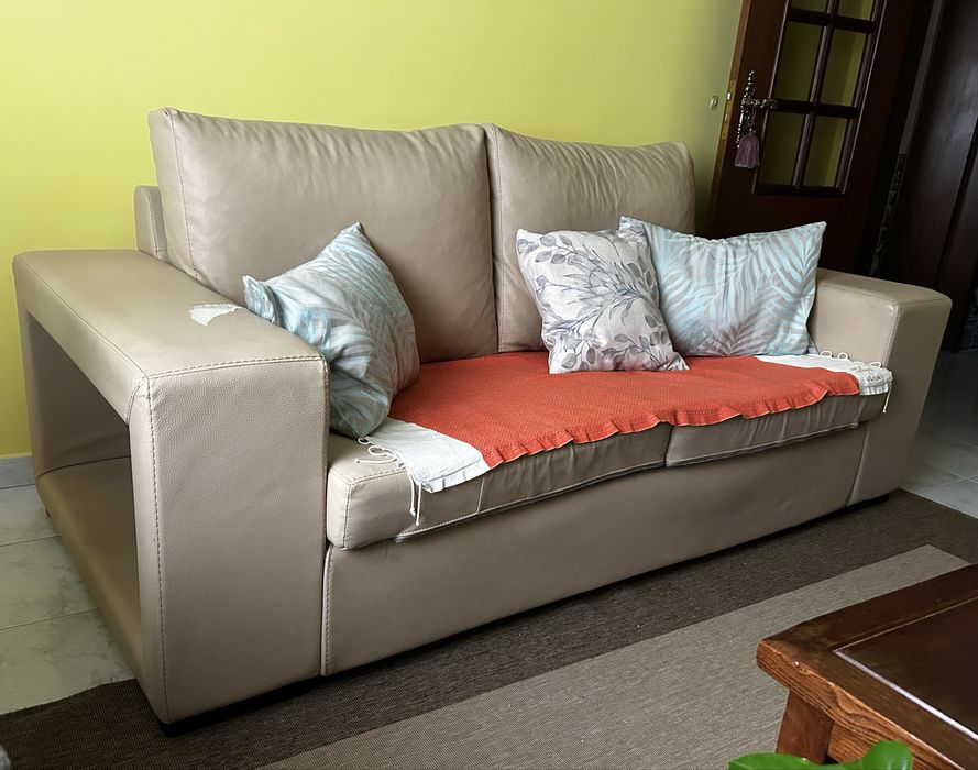 Sofa em pele sintetica.